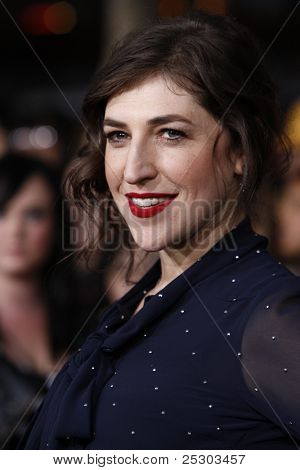 LOS ANGELES - 14 nov: Mayim Bialik มาถึงที่รอบปฐมทัศน์โลกของ ' เดอะทไวไลท์ซาก้า: โอทำลาย
