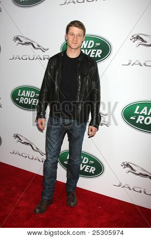 LOS ANGELES - 15 listopad: Benjamin McKenzie w przypadku Pokaż Pre LA samochodów Jaguar w dwóch Rodeo na Leg