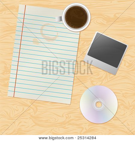 Papir, kaffe, foto og disk på bordet