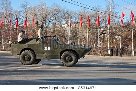 SAMARA, Rusland - NOVEMBER 7: Rekognoscering/patrulje køretøj BRDM-1 udstillet på Parade på Novembe