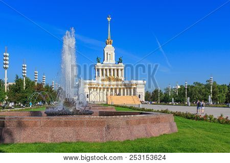 Moscow, Russia - August 01, 2018: Fountains On The Main Alley On A Background Of Pavilion Central On