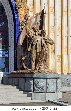 Moscow, Russia - August 01, 2018: Sculptural Group Near Entrance To The Pavilion Ukrainian Ssr On Ex