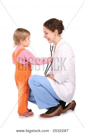 女性ドクトルと白で隔離の子