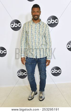 LOS ANGELES - AUG 07:  Deon Cole arrives to the ABC TCA Summer Press Tour White Carpet Event  on August 7, 2018 in Hollywood, CA                