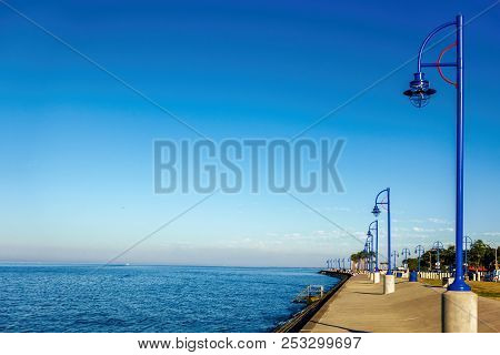 New Orleans, Usa - Nov 26, 2017: View Of The Iconic Lake Pontchartrain And Shoreline Pedestrian Walk