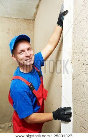 Stuccatore a decorazione ristrutturazione interna parete con più lucido