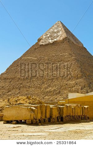 Pyramide och stenar