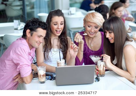 Jovens navegando na internet em um restaurante