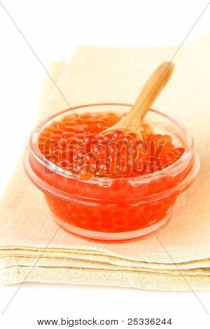 Kaşık ile taze kırmızı havyar