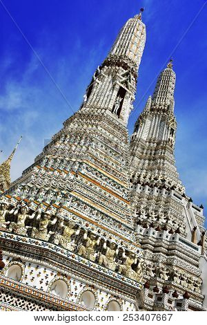Wat Arun Ratchawararam, A Buddhist Temple In Bangkok, Thailand