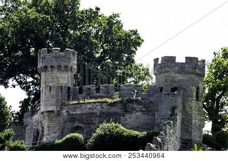 Warwick, Uk - August 05: Picture Of Warwick Castle - Mound On August 05, 2018 In Warwick, Warwickshi