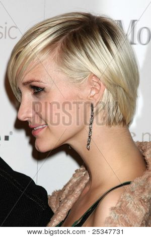 LOS ANGELES - NOV 16: Ashlee Simpson ankommer til Google musik start på Mr. Brainwash Studio på 