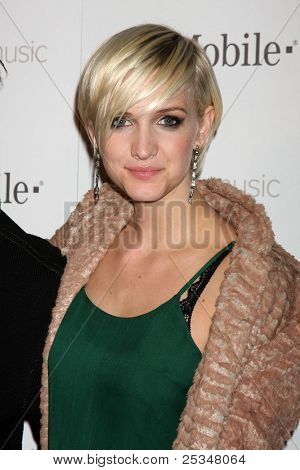 LOS ANGELES - NOV 16: Ashlee Simpson ankommer til Google musik start på Mr. Brainwash Studio på 