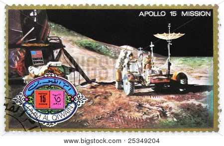 UMM AL-QUWAIN - por volta de 1975: Um selo imprimido em Umm al-Quwain mostra o astronauta David Scott na lua
