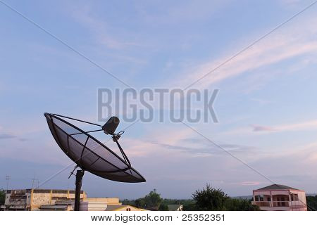 黒の衛星放送受信アンテナ