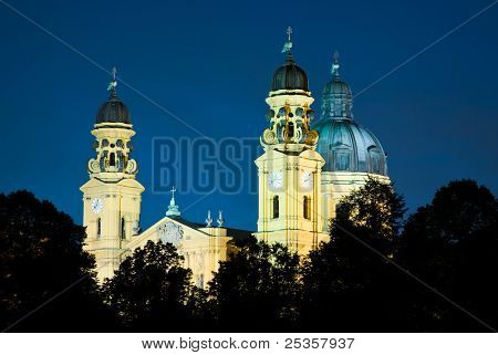 St. Kajetan (theatinerkirche) yılında Münih gece