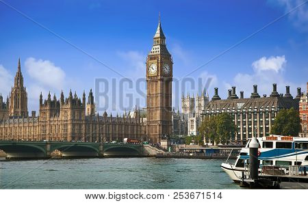 London, Uk - September 19, 2014: Big Ben And House Of Parliament With Westminster Bridge Over The Ri