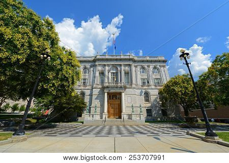 Hartford City Hall On 550 Main Street Was Built In 1915 With Beaux-arts Style In Downtown Hartford, 