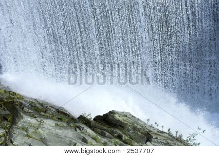 Vandfald i den vilde natur