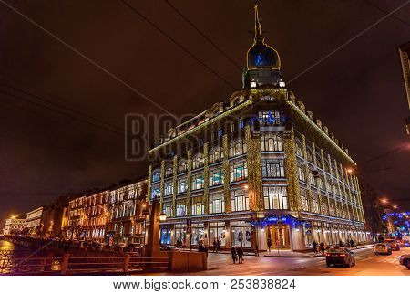 Saint Petersburg, Russia - January 4, 2018: Shopping Mall Near Red Bridge Or Trade House Esders And 