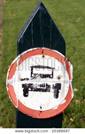 Viejo cartel de advertencia