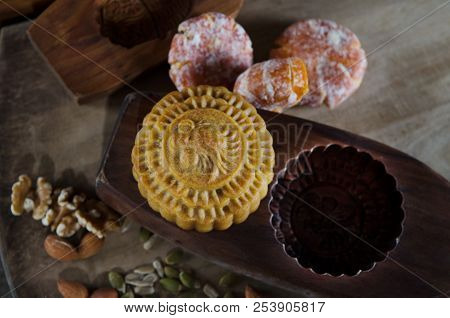 Mooncake ,the Chinese Mid Autumn Festival Food.
