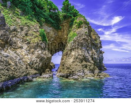 Natural Hole Clifff Koh Talu Island Rayong City Thailand,idiyllic Ocean And Beautiful Sky In Vacatio