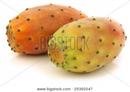 due frutti freschi colorati cactus
