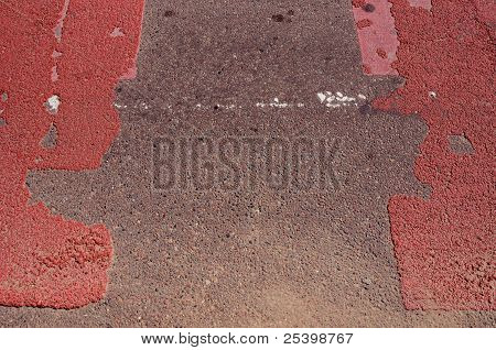 Carretera asfaltada con rojo señaló cruce peatonal.