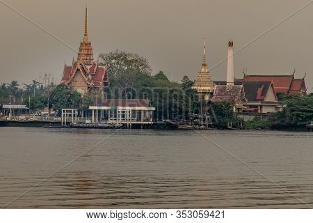 Bangkok,thailand - Feb 27, 2020 : The View Of The Chao Phraya River That Sees The Green Area Next To