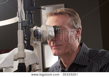 Optometrista usando Bio-microscópio