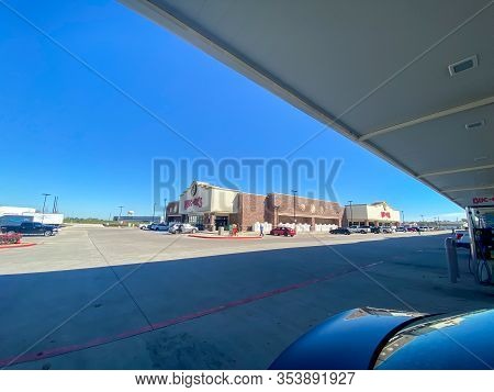 Houston, Tx/usa-2/25/20:  The Exterior Of A Buc Ees Gas Station, Fast Food Restaurant, And Convenien