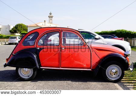 Bordeaux , Aquitaine  France - 04 05 2022 : Citroen 2cv Red Black Retro Vintage French Historical Ol