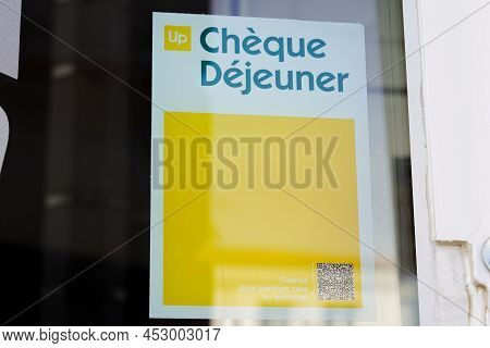 Bordeaux , Aquitaine  France - 04 10 2022 : Cheque Dejeuner Stickers Label Logo Brand And Text Sign 