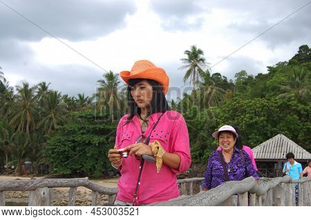 Travelers Thai Women And Foreign People On Wooden Bridge And Use Service Boat Pier Go Koh Pitak Or K
