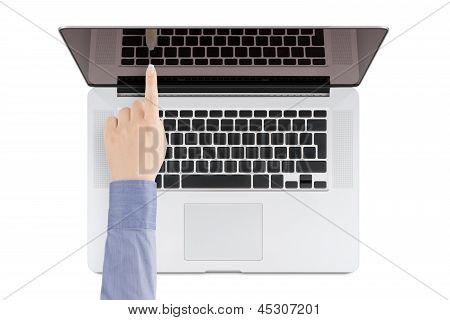 Pohled shora moderní sítnice Laptop s ženskou rukou ukázal na obrazovku.