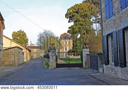 Allemans-du-dropt, France - 26 March 2022: Fragment Of Castle From The 16th Century In Allemans-du-d