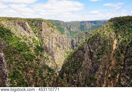 Wollomombi Gorge In The Oxley Wild Rivers National Park - Hillgrove, Nsw, Australia