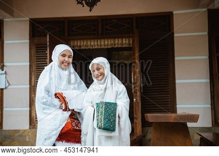 Muslim Mother And Daughter Getting Ready To Do Idul Fitri Prayer
