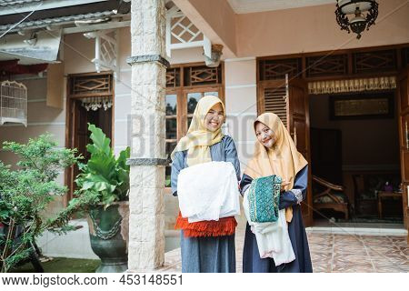 Muslim Mother And Daughter Getting Ready To Do Idul Fitri Prayer