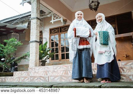 Muslim Mother And Daughter Getting Ready To Do Idul Fitri Prayer