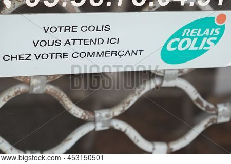 Bordeaux , Aquitaine  France - 04 10 2022 : Relais Colis Sign And Text Logo Store Shop Delivery