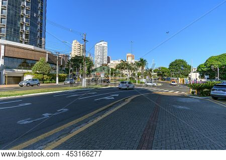 Londrina, Pr, Brazil - December 19, 2021: View Of The Roundabout On The Corner Between Avenida Higie