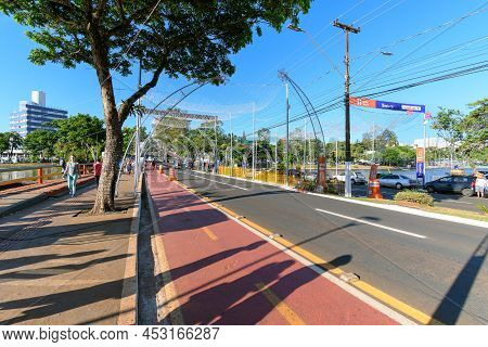 Londrina, Pr, Brazil - December 19, 2021: View Of Avenida Higienopolis During Christmas Season, Next