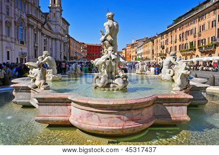 Roma, Itália – 18 de abril: Vista da Fontana del Moro, na Piazza Navona, olhando para o norte em 18 de abril, 