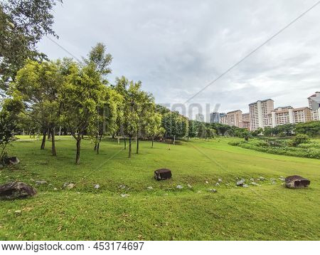 Singapore- 9 Apr, 2022: Scenic View From Bishan-ang Mo Kio Park In Singapore. It Is One Of The Large