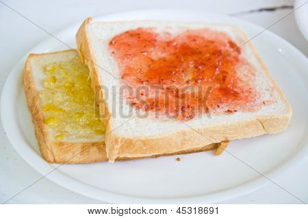 Brød med jordbærsyltetøj