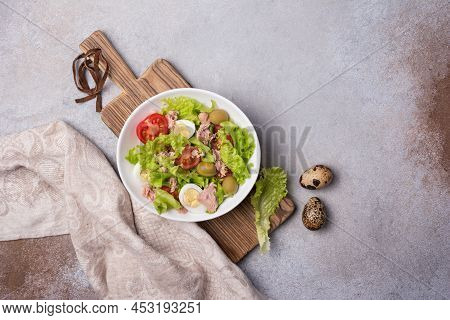 Healthy Tuna Salad With Fresh Lettuce, Cherry Tomatoes, Quail Egg And Olives In Bowl