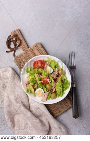 Healthy Tuna Salad With Fresh Lettuce, Cherry Tomatoes, Quail Egg And Olives In Bowl