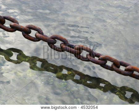 Rusty kæde og vand refleksion
